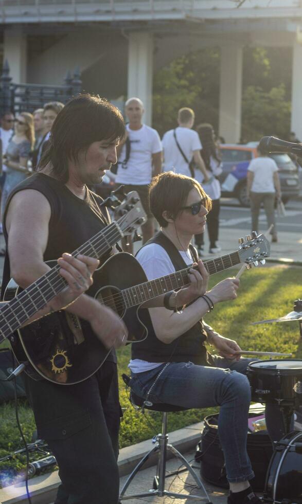 Mosca, Russia - 07.09.2023 - visitatori godendo strada gruppo musicale prestazione Il prossimo per vdnkh la metropolitana stazione. musica foto