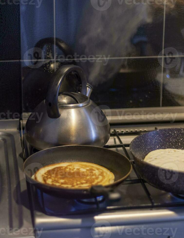 vicino su tiro di un' Pancakes essere al forno su il cucina. cibo foto