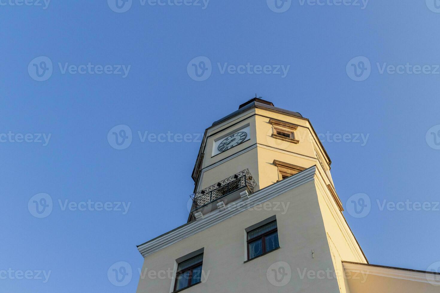 tiro di il orologio Torre nel il europeo città. all'aperto foto