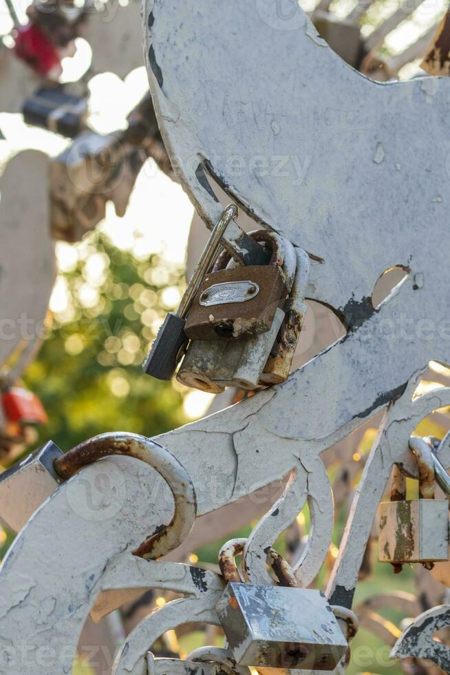 metallo struttura dove coppie bloccaggio il serrature come un' cartello di vero amore. fede foto