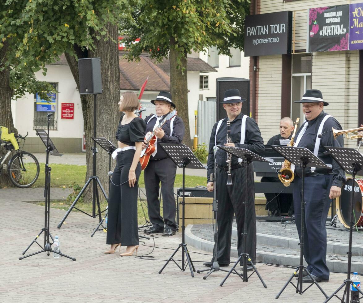 petto, bielorussia - 25.08.2023 - jazz strada gruppo musicale l'esecuzione per pubblico. divertimento foto