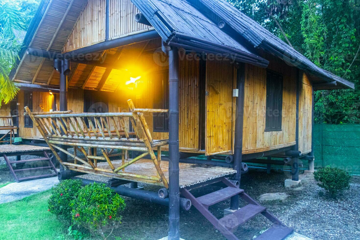 di legno bambù cottage nel naturale tropicale giungla ricorrere Krabi Tailandia. foto