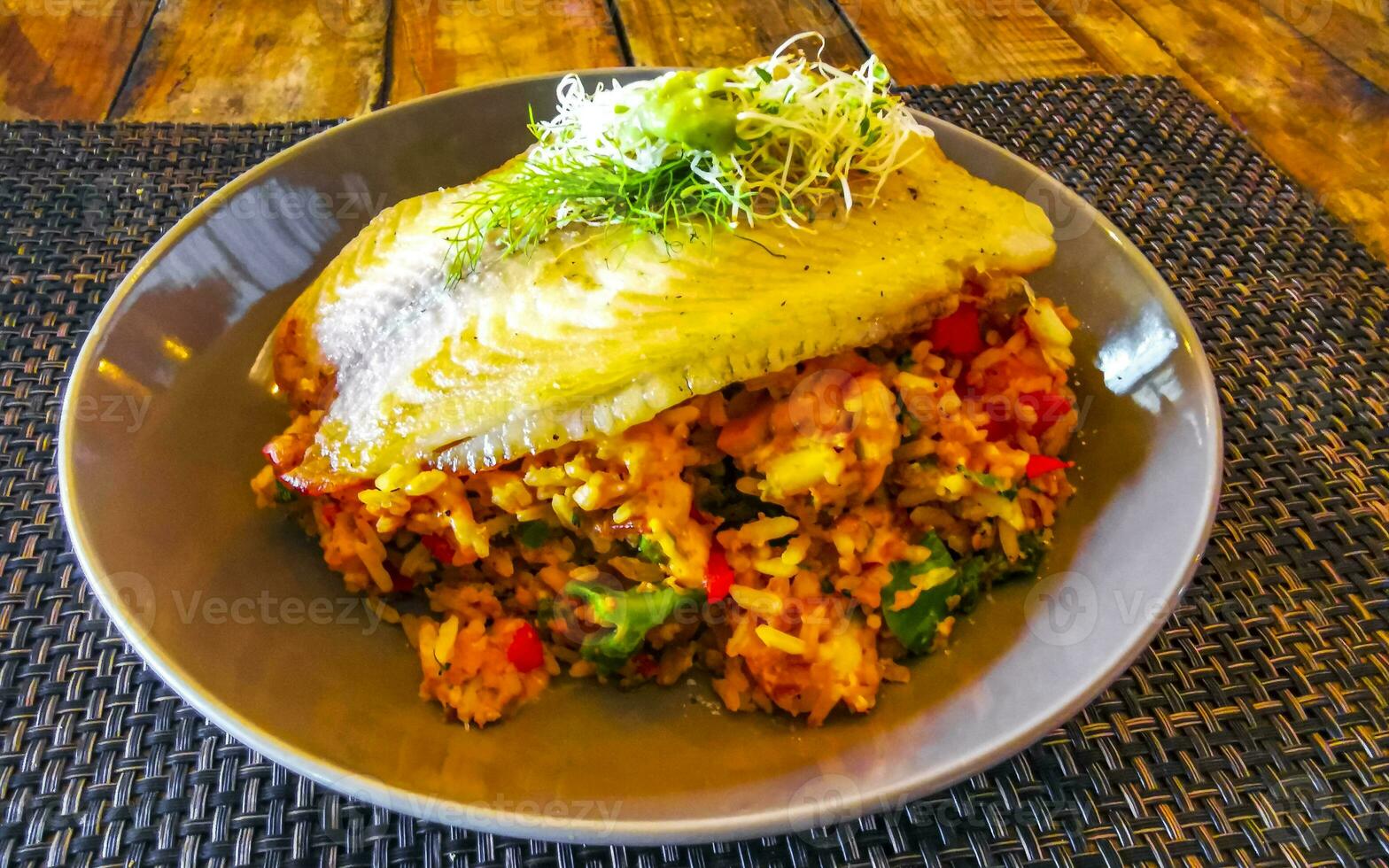 grigliato pesce su riso verdure e chipotle salsa piatto pasto. foto