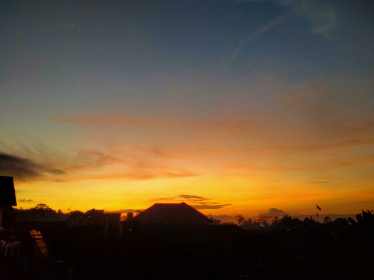 il Visualizza nel il mattina prima il sole si alza, il cielo è bellissimo arancia foto