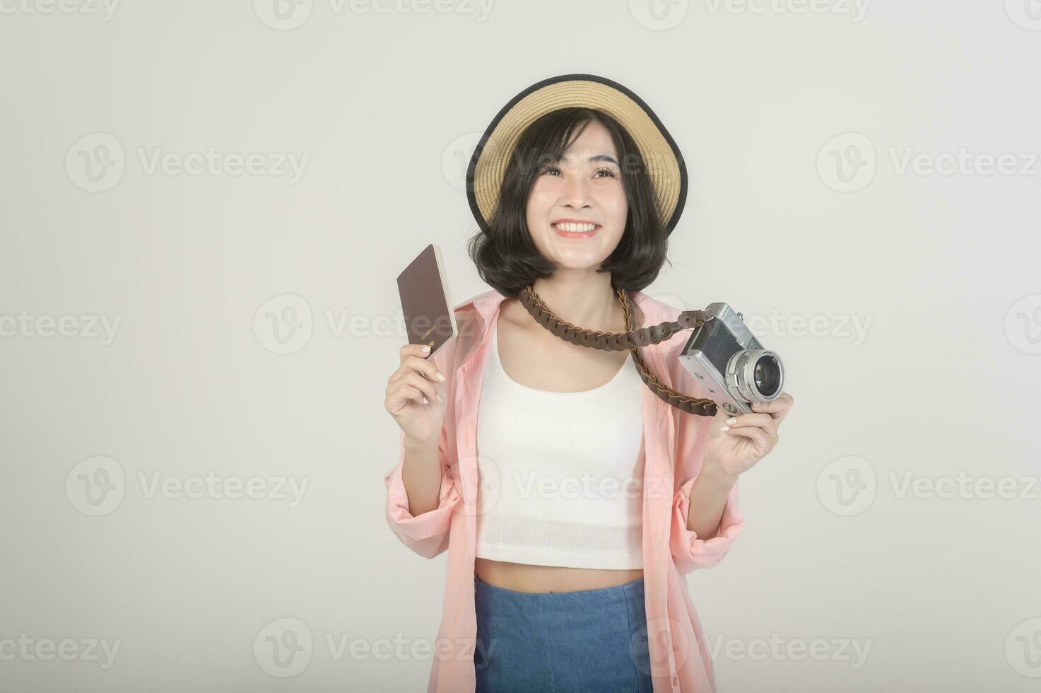 giovane contento asiatico turista donna al di sopra di bianca sfondo studio, viaggio e vacanze concetto. foto