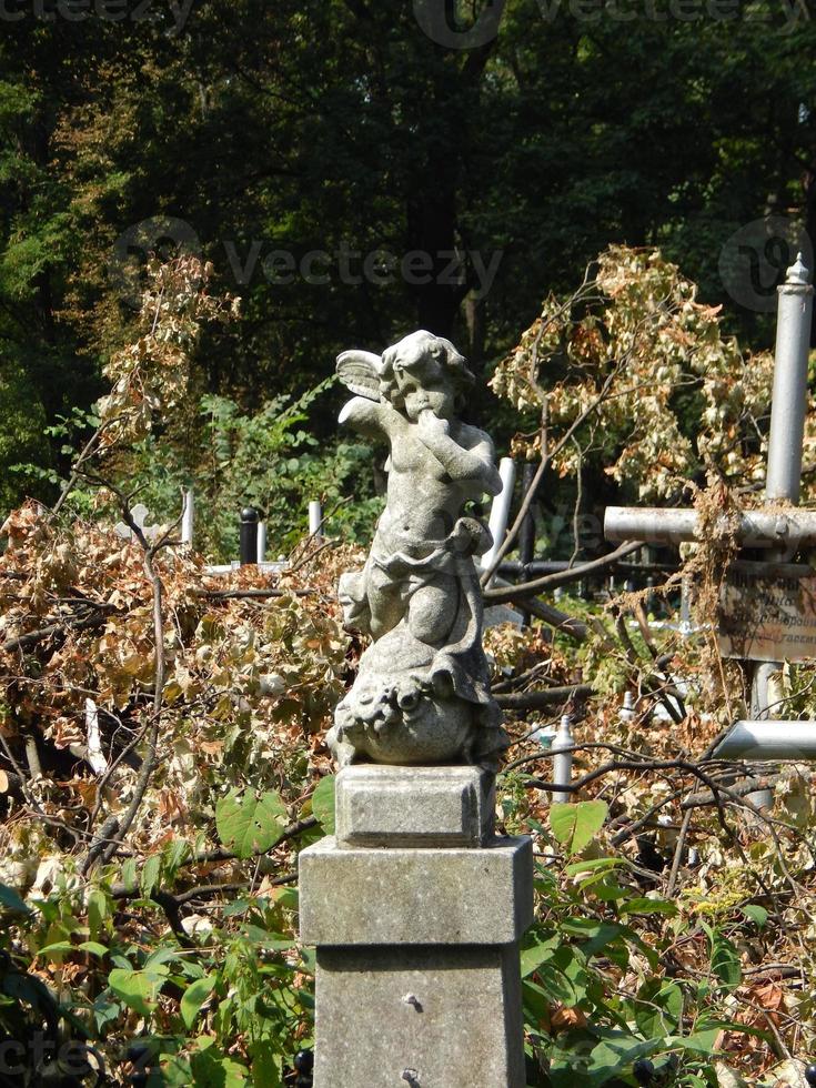 croci su tombe cimitero e recinti foto