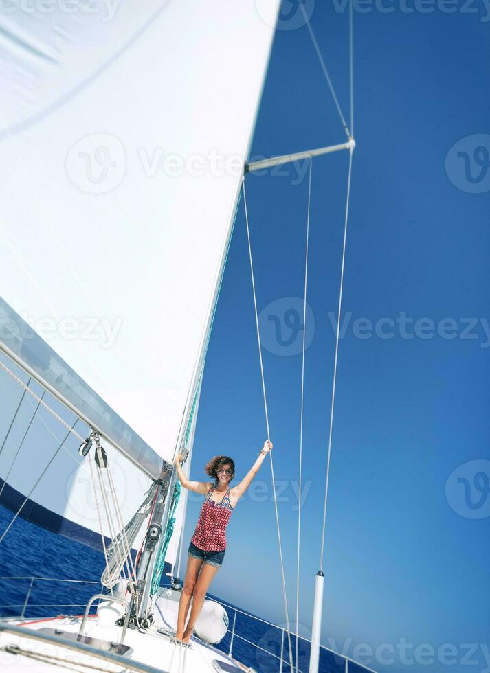 contento donna su barca a vela foto