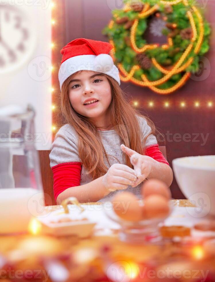 poco ragazza cucinando per Natale foto