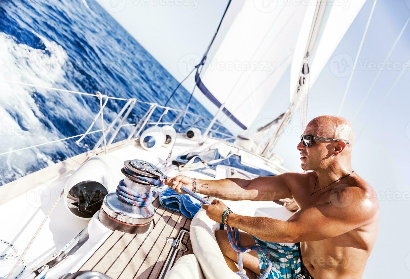 bello uomo Lavorando su barca a vela foto