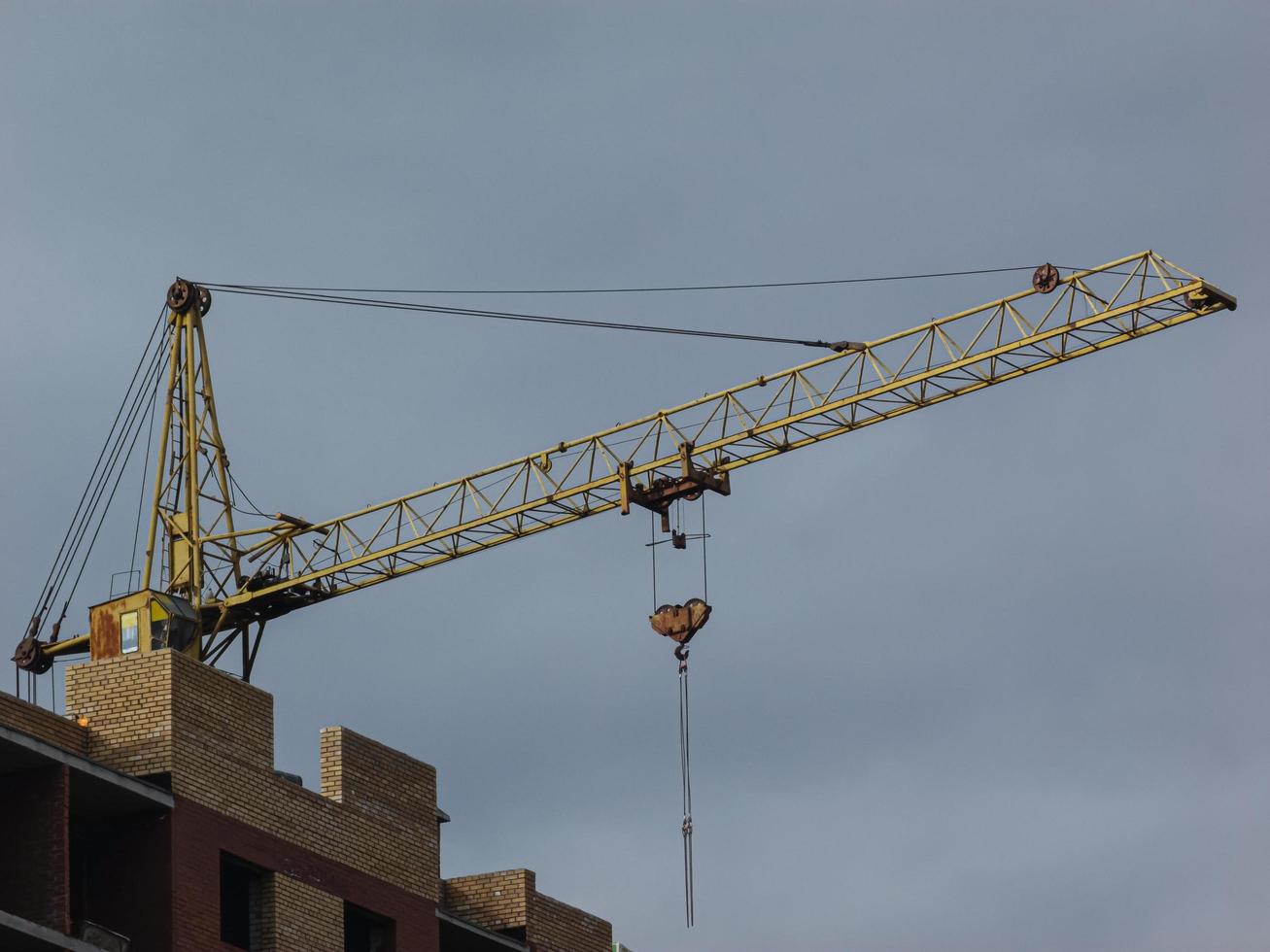 gru gialla sullo sfondo di un edificio in costruzione foto