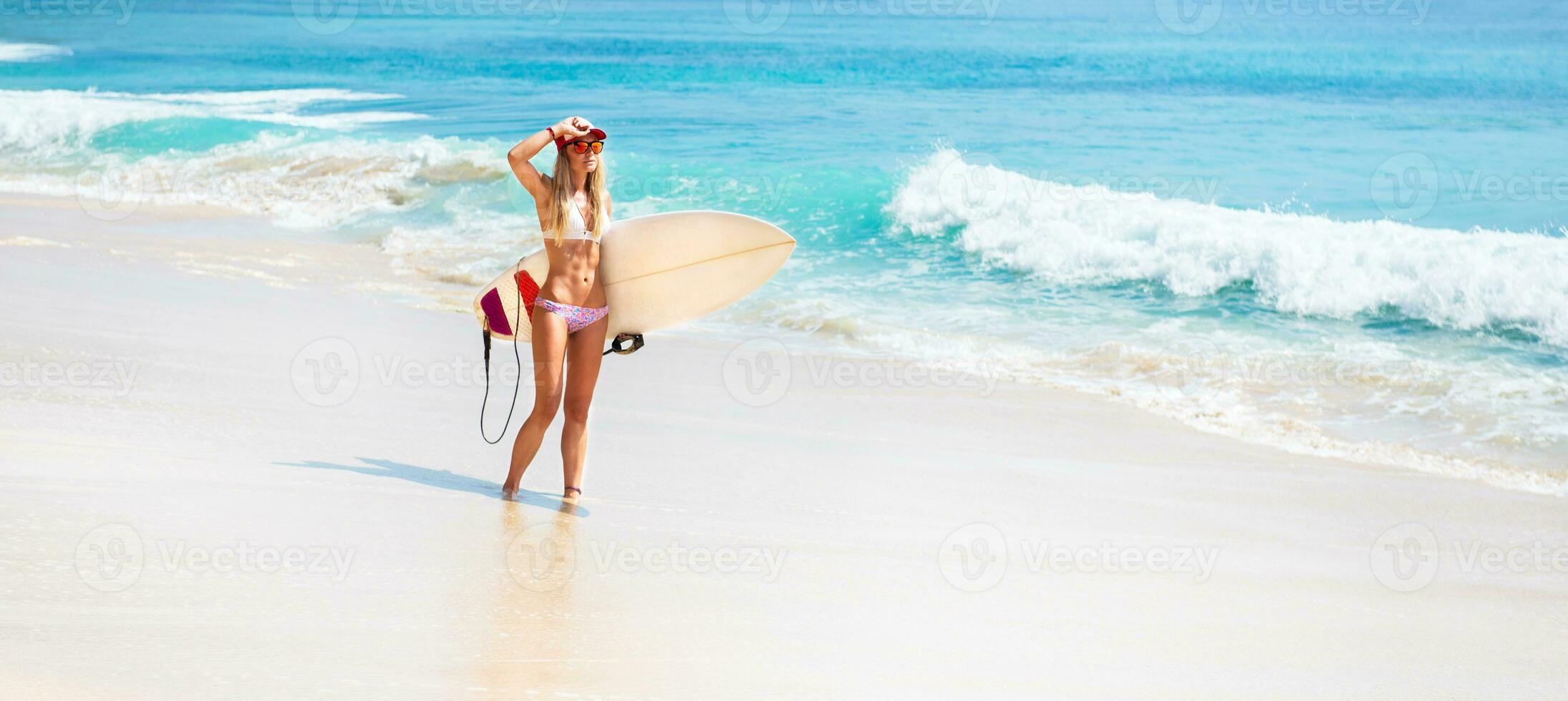 in forma surfer ragazza su il spiaggia foto