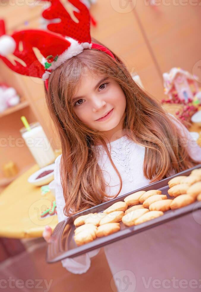 poco ragazza fabbricazione Natale biscotti foto