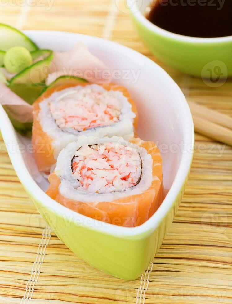 deliziosi involtini di sushi foto