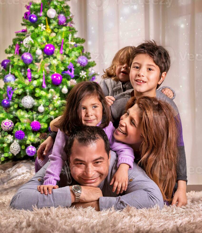 contento famiglia vicino Natale albero foto