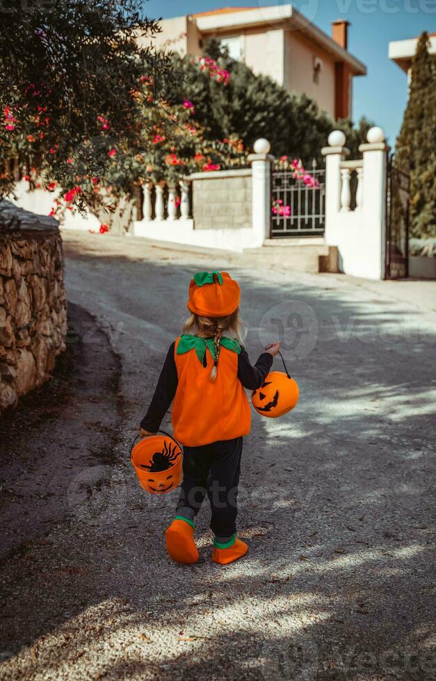 contento bambino godendo Halloween foto