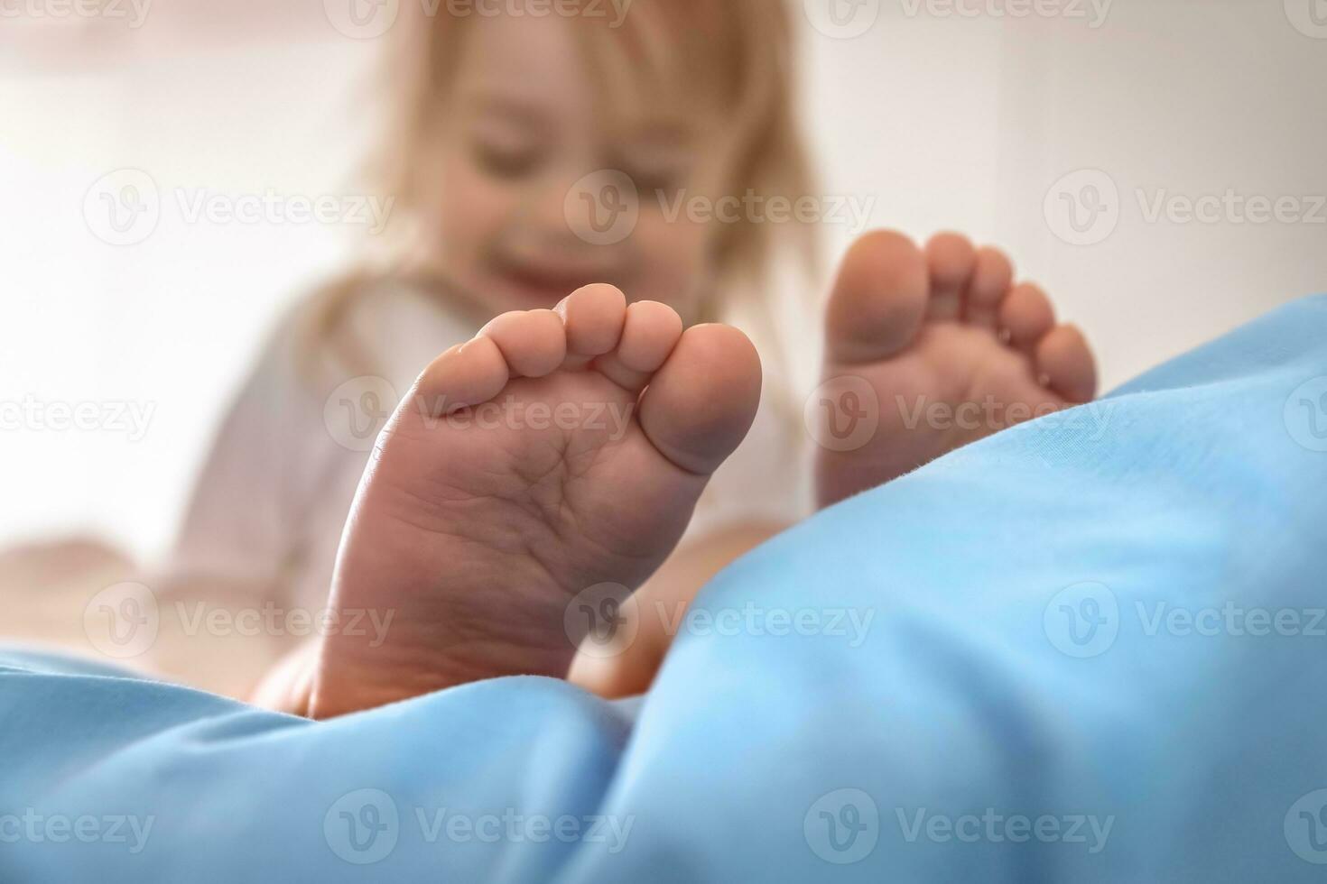 minuscolo del bambino piedi foto