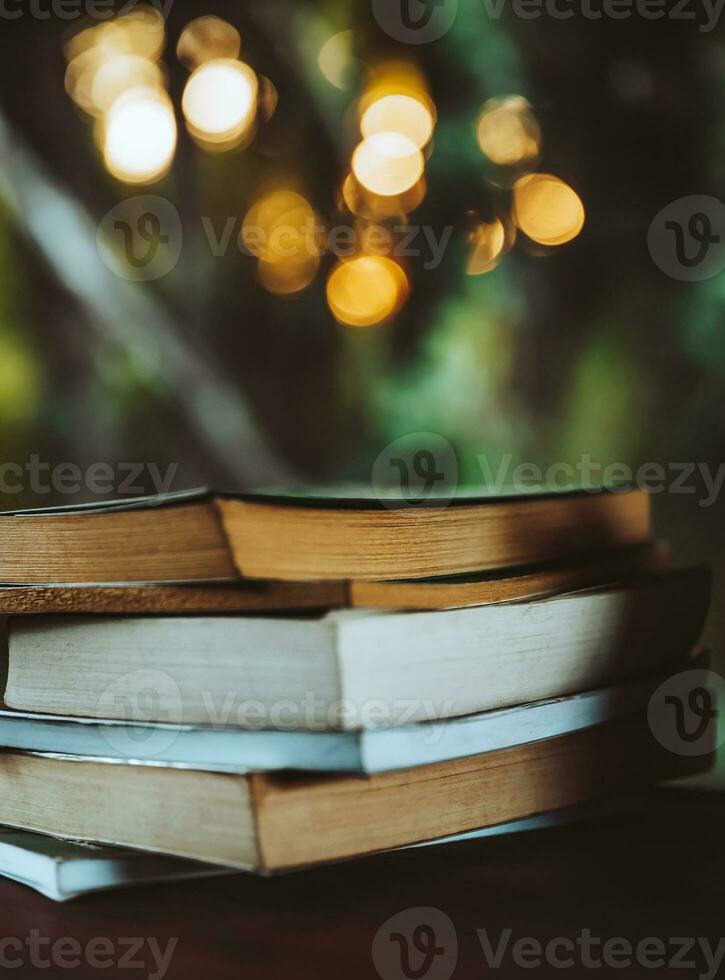 mucchio di Vintage ▾ libri nel sera sole bokeh foto