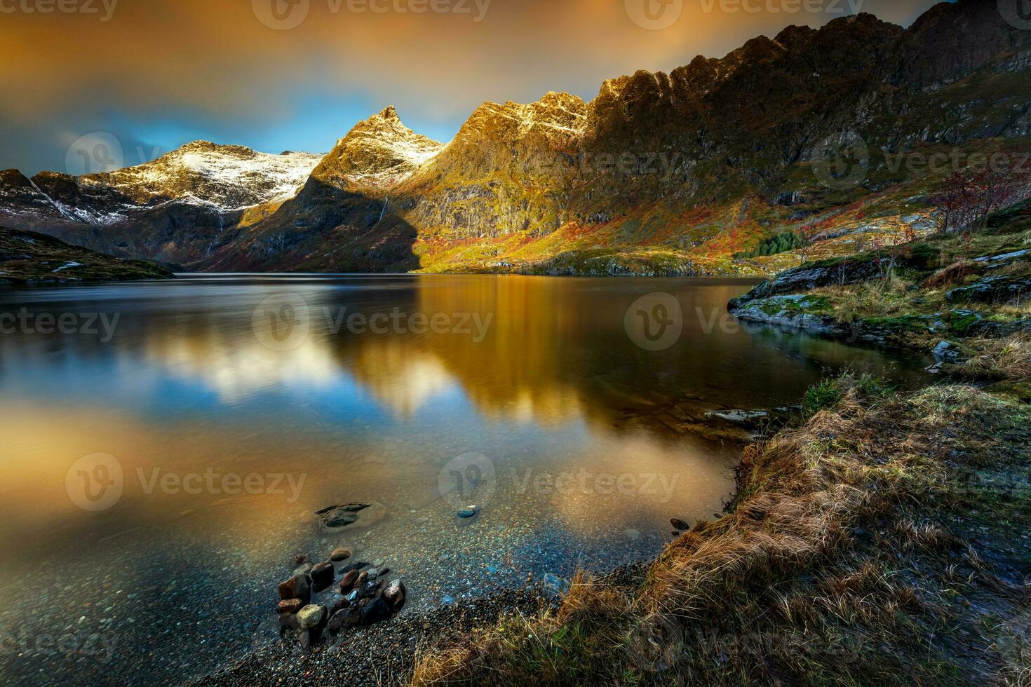 Norvegia paesaggio con un' lago foto