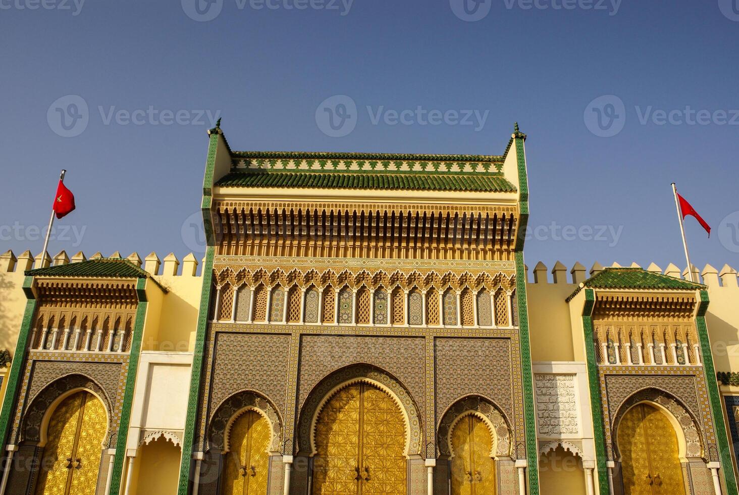 avvicinamento di 3 ornato ottone e piastrella porte per reale palazzo nel fez, Marocco foto