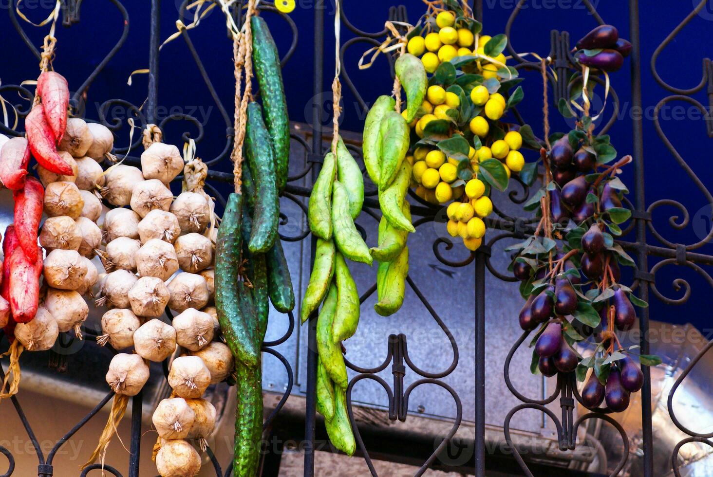 erbe aromatiche e spezie disposte nel cesti al di fuori un' negozio nel Marrakech, Marocco. foto