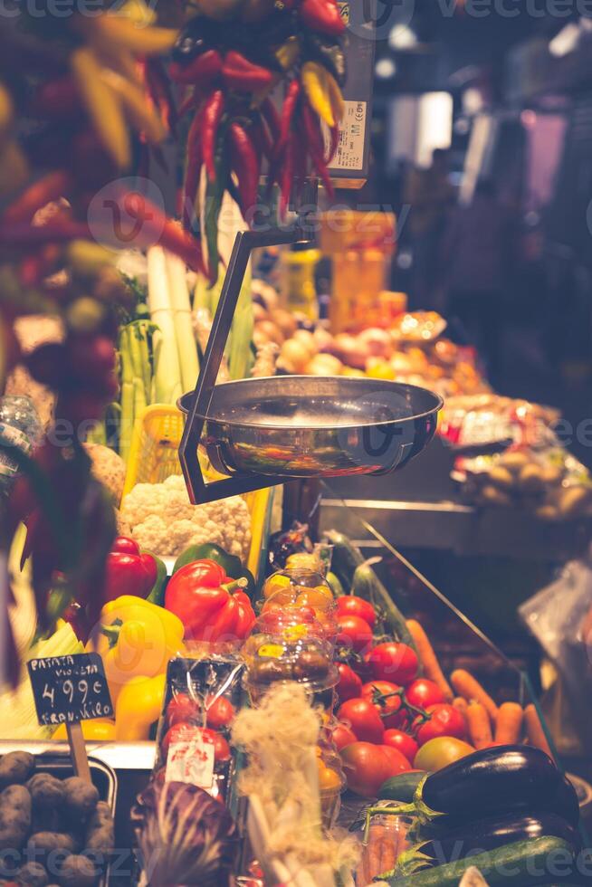 Barcellona, la boqueria un' coperto mercato per pesce, carne, la verdura, frutta e Alimenti di tutti tipi foto