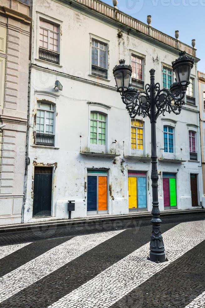 facciata di il vecchio portoghese case con colorato porte e finestre. foto