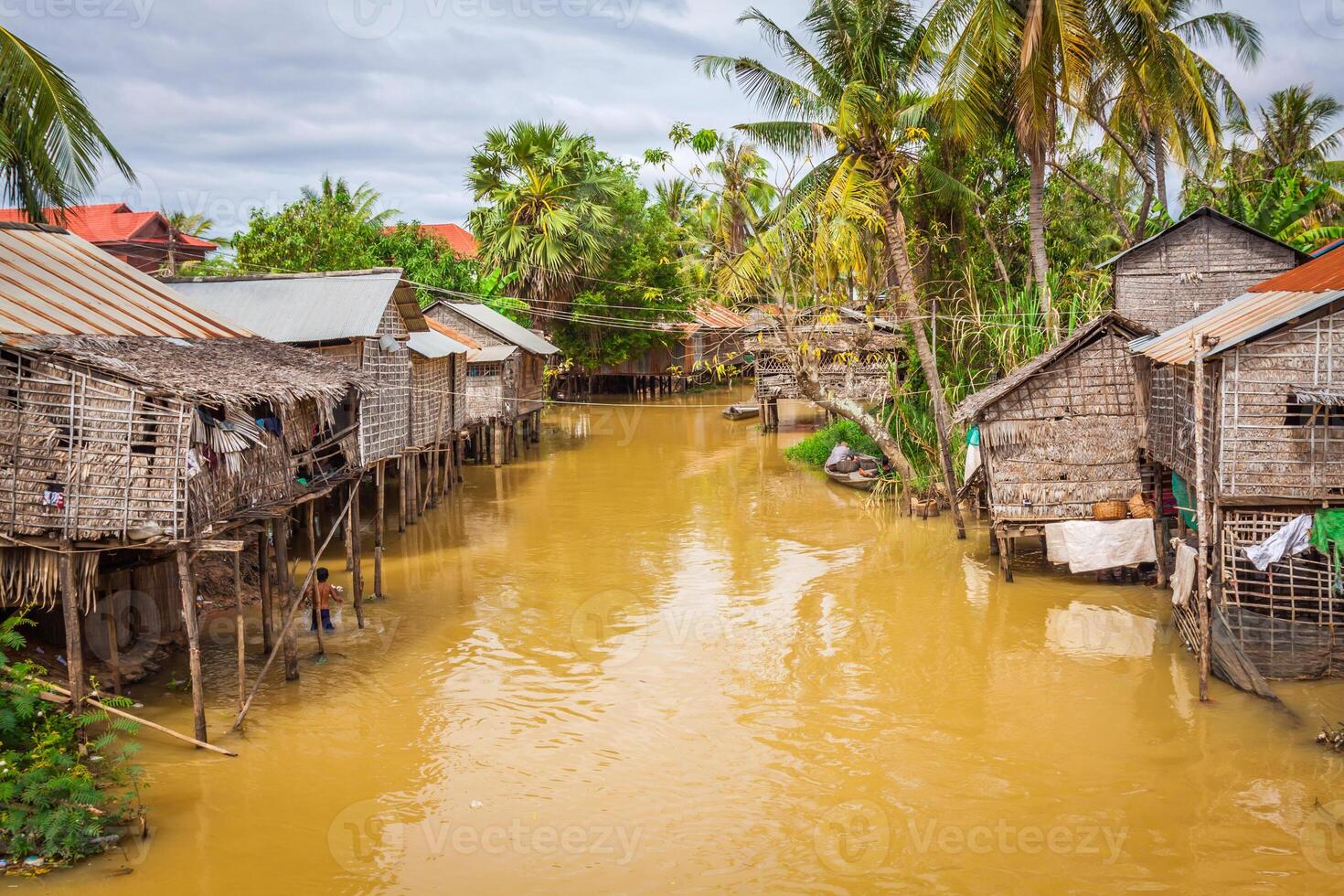 tipico Casa su il tonle linfa lago, Cambogia. foto