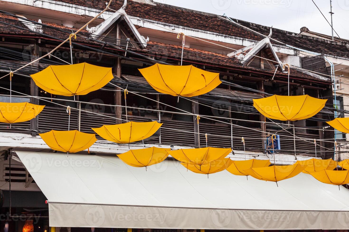 strada decorato con giallo ombrelli foto