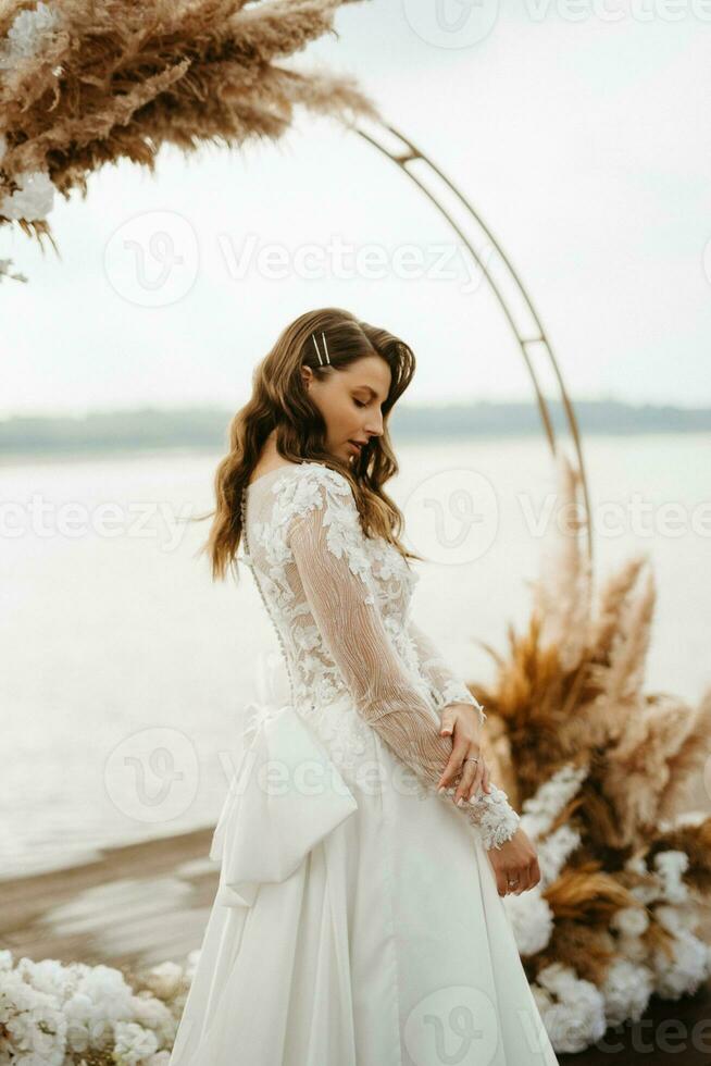 sposa sullo sfondo di un tramonto giallo foto