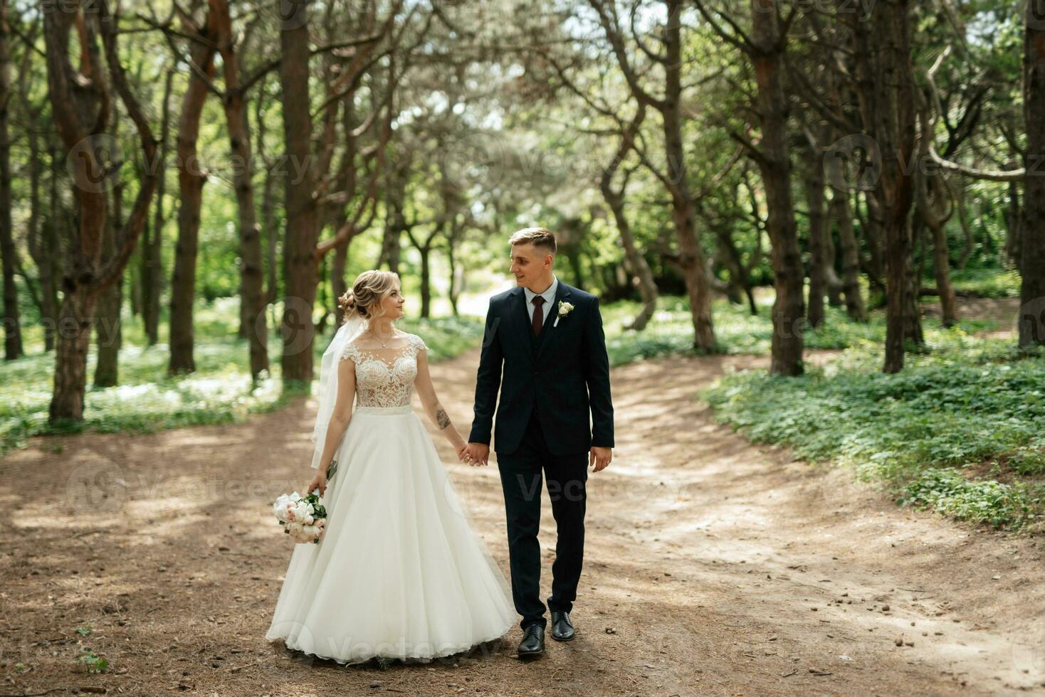 il sposo e il sposa siamo a piedi nel il foresta foto