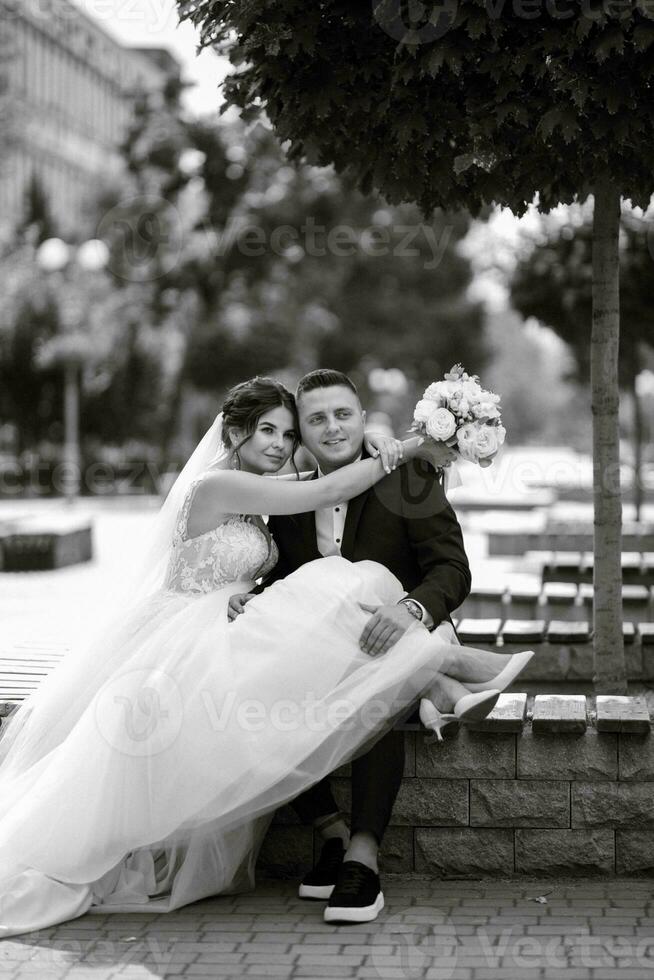 lo sposo in abito marrone e la sposa in abito bianco foto