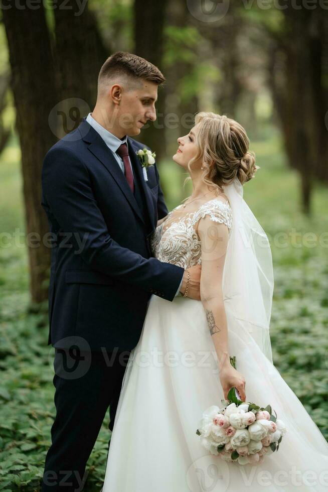 il sposo e il sposa siamo a piedi nel il foresta foto