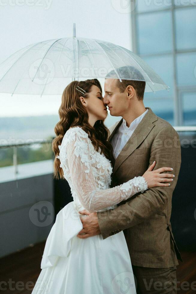 sposa e sposo primo incontro su il tetto di grattacielo foto