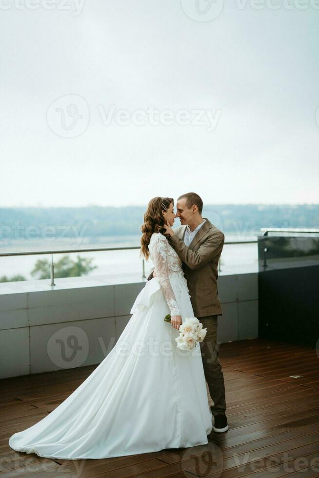 sposa e sposo primo incontro su il tetto di grattacielo foto