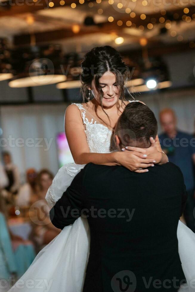 il primo danza di il sposa e sposo dentro un' ristorante foto