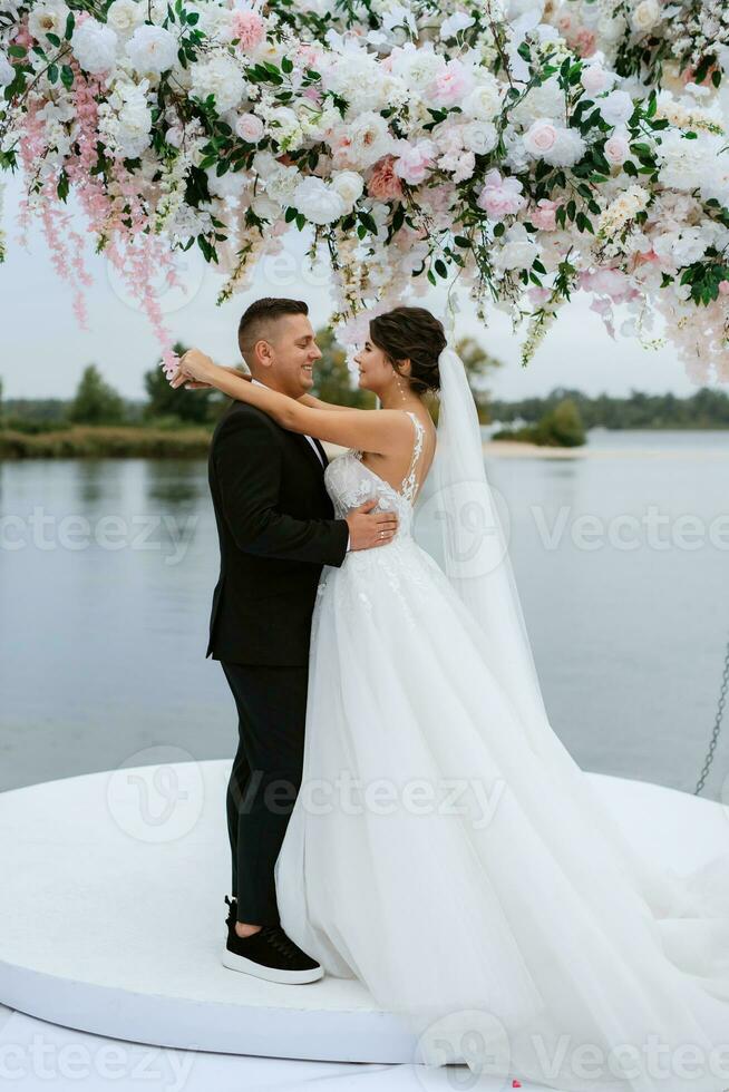 nozze cerimonia di il Novelli sposi su il molo foto