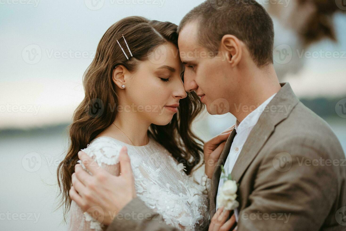 il primo nozze danza di il sposa e sposo su il molo vicino il fiume foto