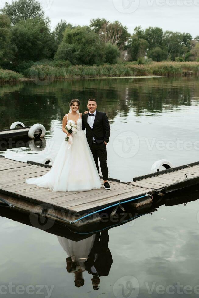 il primo incontro di il sposa e sposo foto