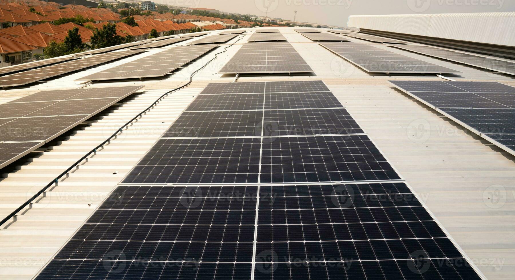 solare cellula azienda agricola energia pianta ecotecnologia. paesaggio di solare cellula pannelli nel un' fotovoltaico energia pianta. concetto di sostenibile risorse fabbrica tetto. foto