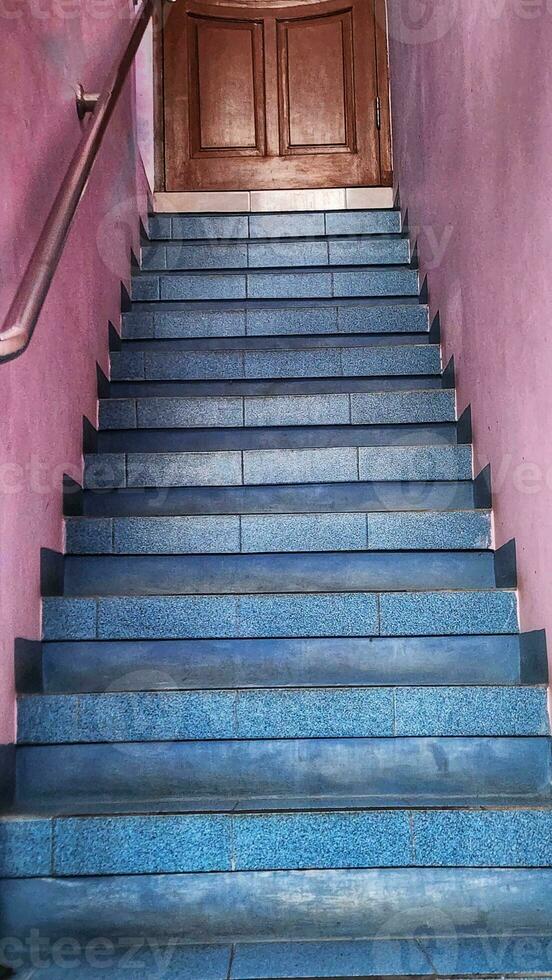 scala nel il vecchio Casa, vicino su di blu le scale foto