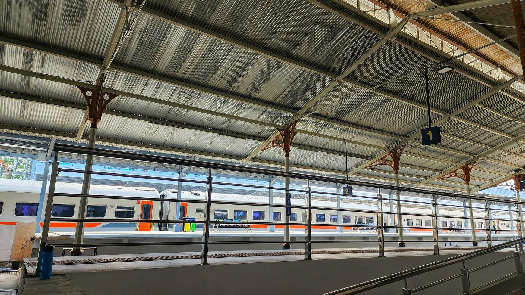 cimahi, Indonesia. 24 dicembre 2023. un' treno è parcheggiata a un' treno stazione foto
