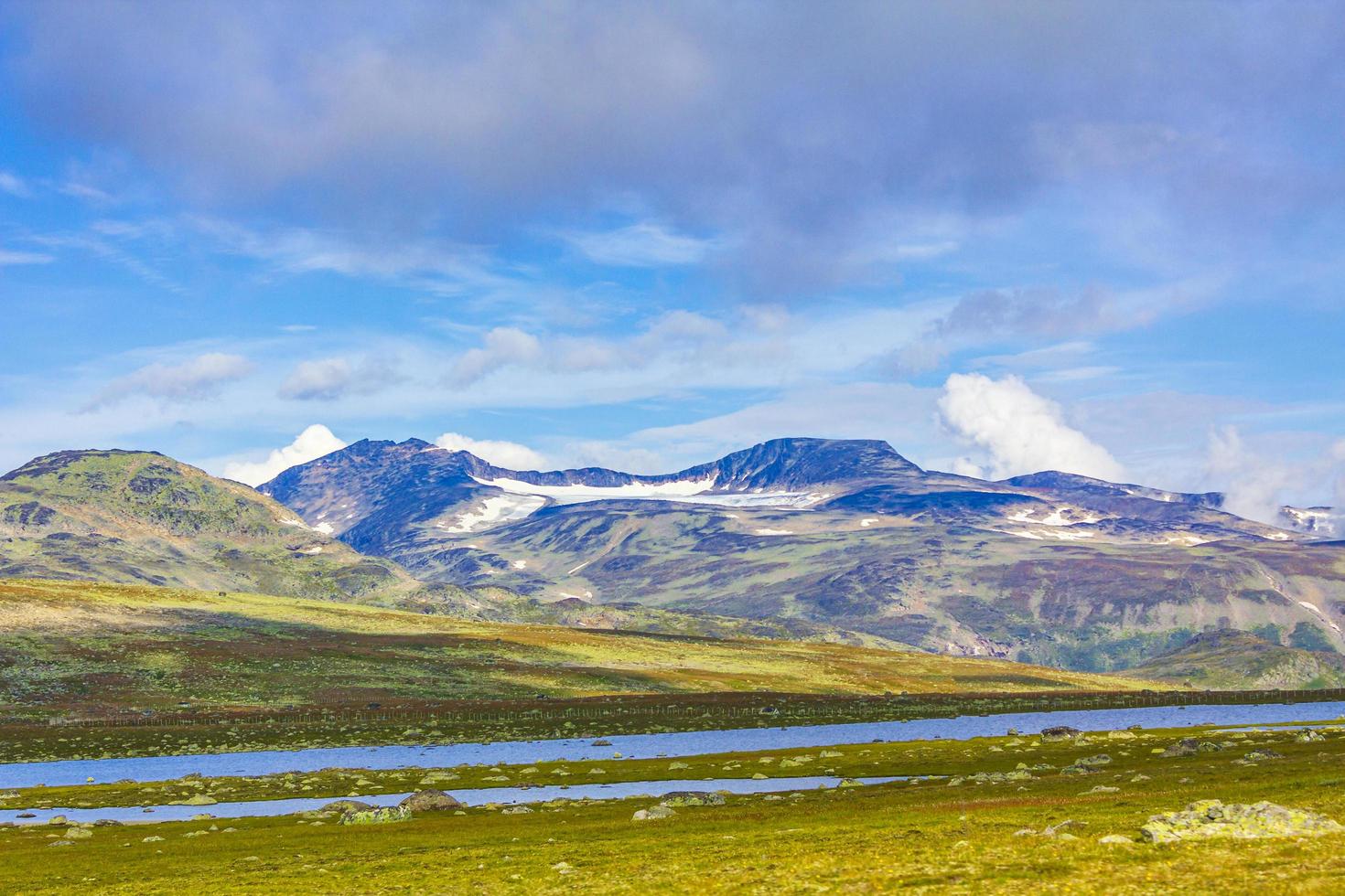 incredibile paesaggio norvegese montagne colorate foreste lacustri jotunheimen norvegia foto