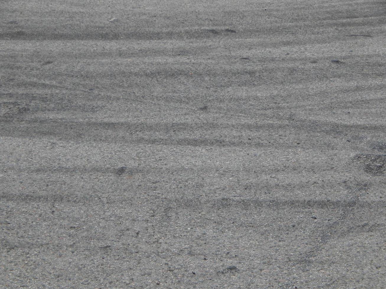 macchie di pneumatici per auto sulle carte da corsa dell'asfalto foto