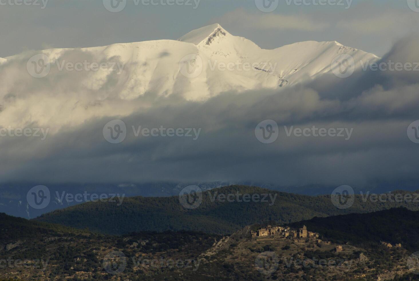 vista panoramica, lato sud, del massiccio della maladeta nei pirenei foto