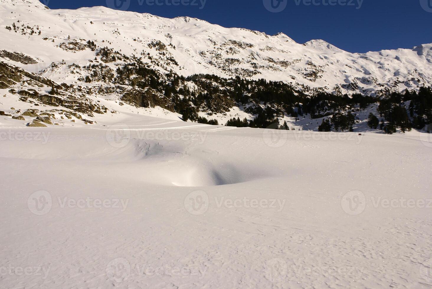 vista panoramica, lato sud, del massiccio della maladeta nei pirenei foto