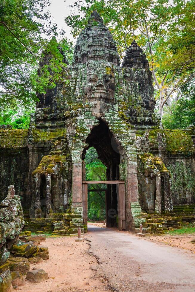 antico khmer architettura. sorprendente Visualizza di Bayon tempio a tramonto. Angkor wat complesso, siem raccogliere, Cambogia viaggio destinazioni foto