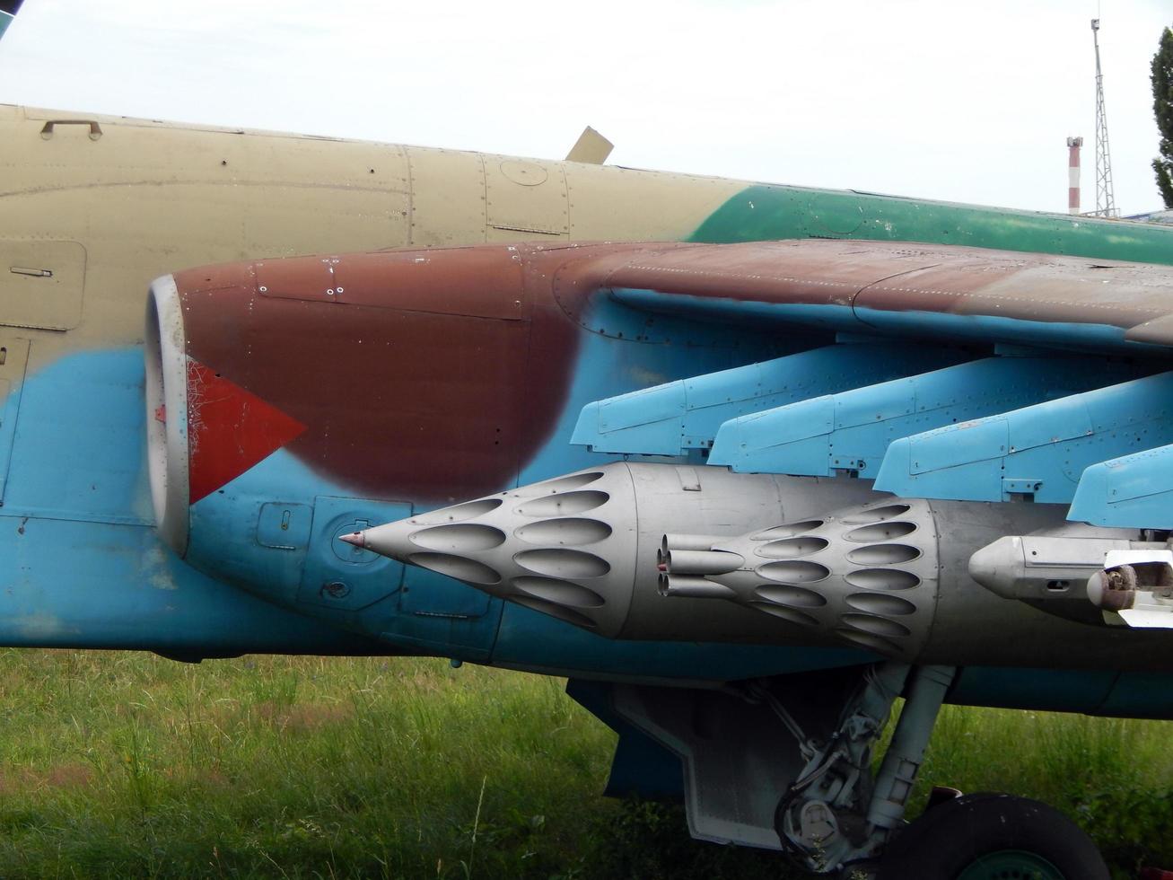 armamento di aerei ed elicotteri razzi, bombe, cannoni foto