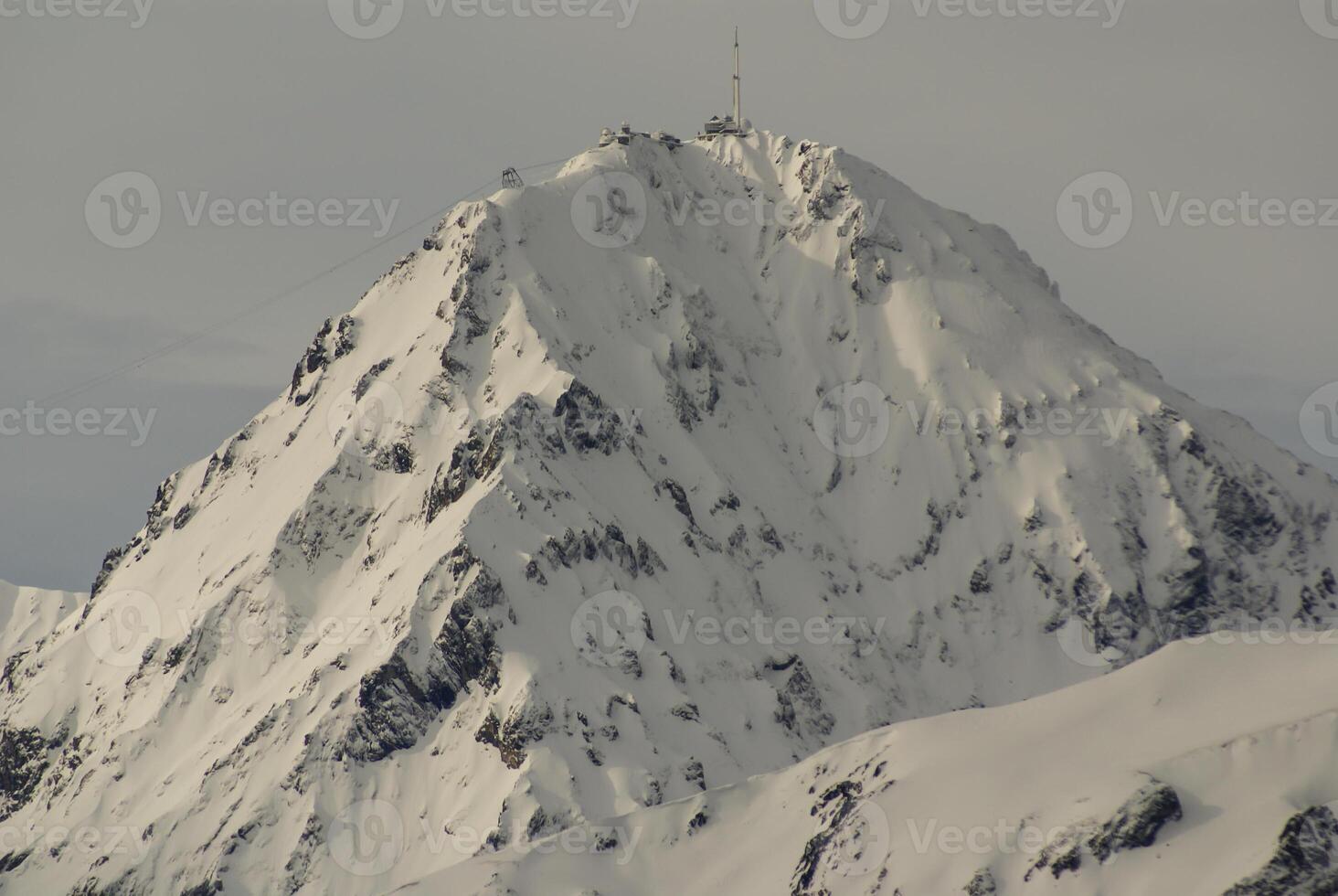 vista panoramica, lato sud, del massiccio della maladeta nei pirenei foto