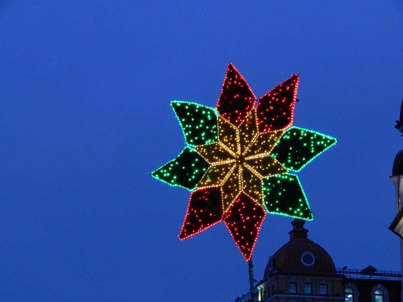 ghirlande e addobbi per le feste di natale e capodanno foto