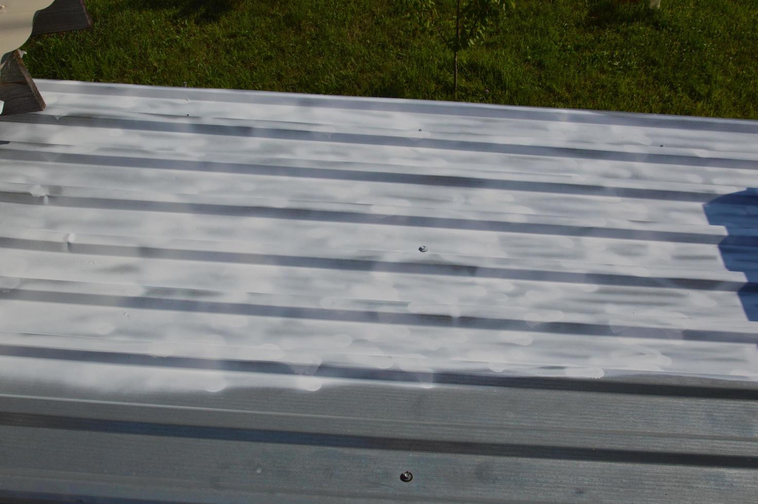 verniciatura del tetto con vernice a smalto da una bomboletta spray foto